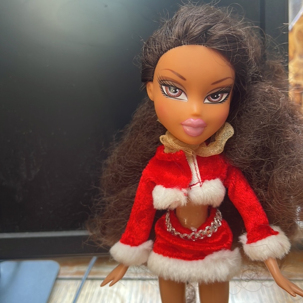 Bratz Rare 2007 Holiday Yasmin Doll - Picture 2 of 3